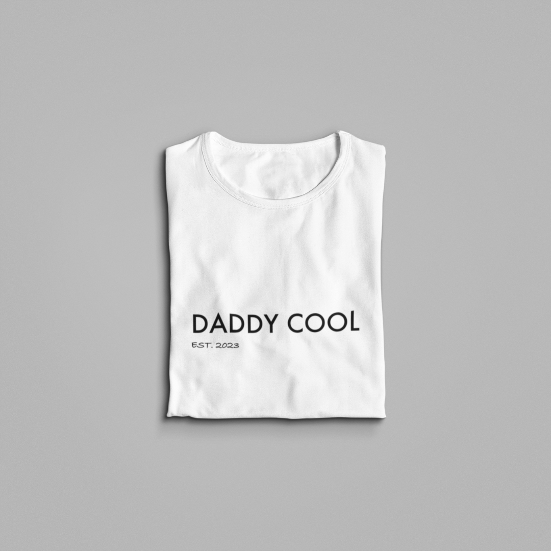Ein Papa T-Shirt mit minimalistischem Design von ShirtDesire. Personalisierter Druck, hochwertige Materialien. Perfekt für stolze Väter, die ihren eigenen Stil ausdrücken möchten.