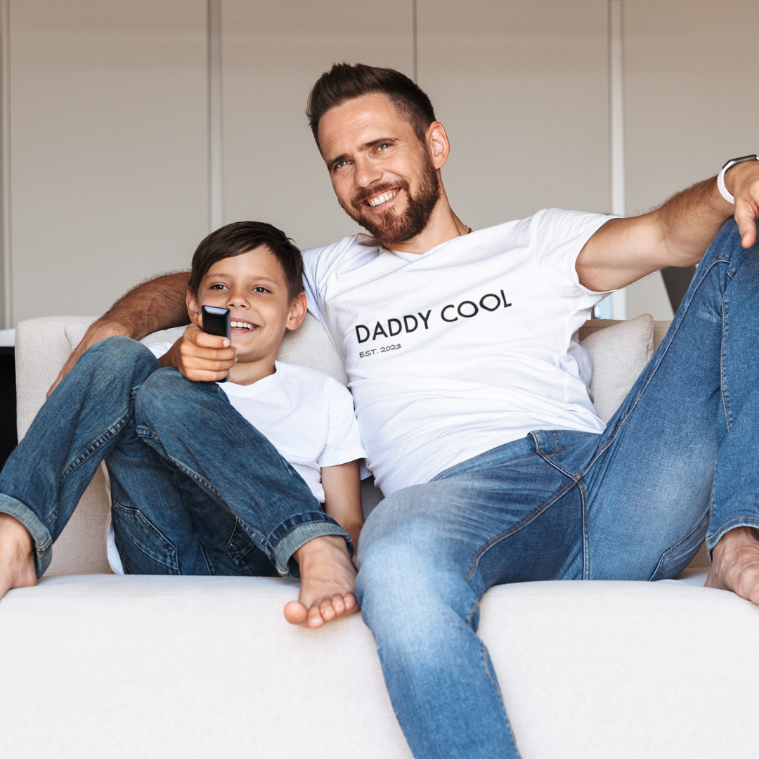 Ein Papa T-Shirt mit minimalistischem Design von ShirtDesire. Personalisierter Druck, hochwertige Materialien. Perfekt für stolze Väter, die ihren eigenen Stil ausdrücken möchten.