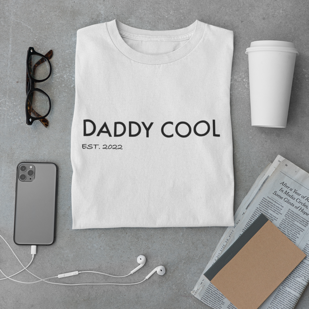 Ein Papa T-Shirt mit minimalistischem Design von ShirtDesire. Personalisierter Druck, hochwertige Materialien. Perfekt für stolze Väter, die ihren eigenen Stil ausdrücken möchten.