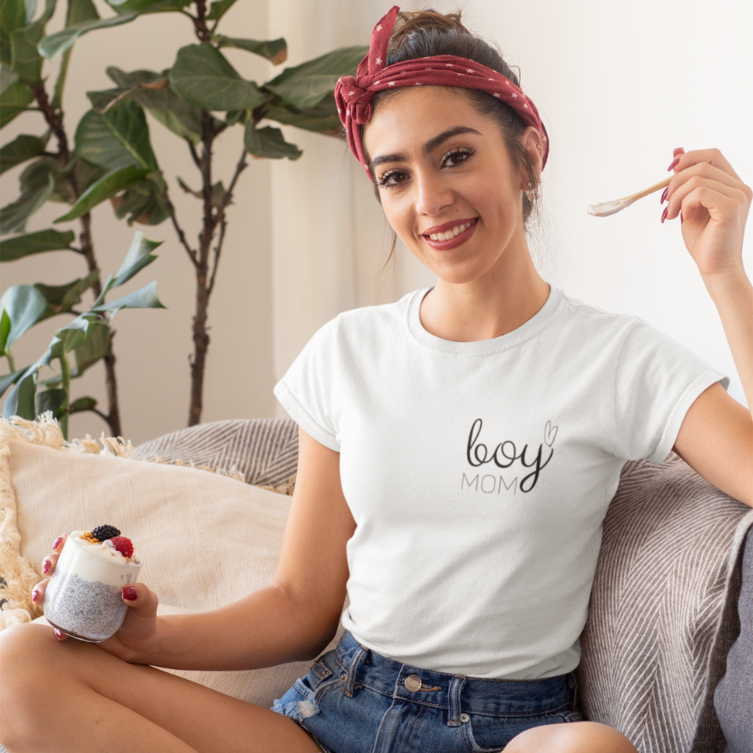 Personalisiertes minimalistisches Mama T-Shirt - Einzigartiges Geschenk für moderne Mütter von ShirtDesire