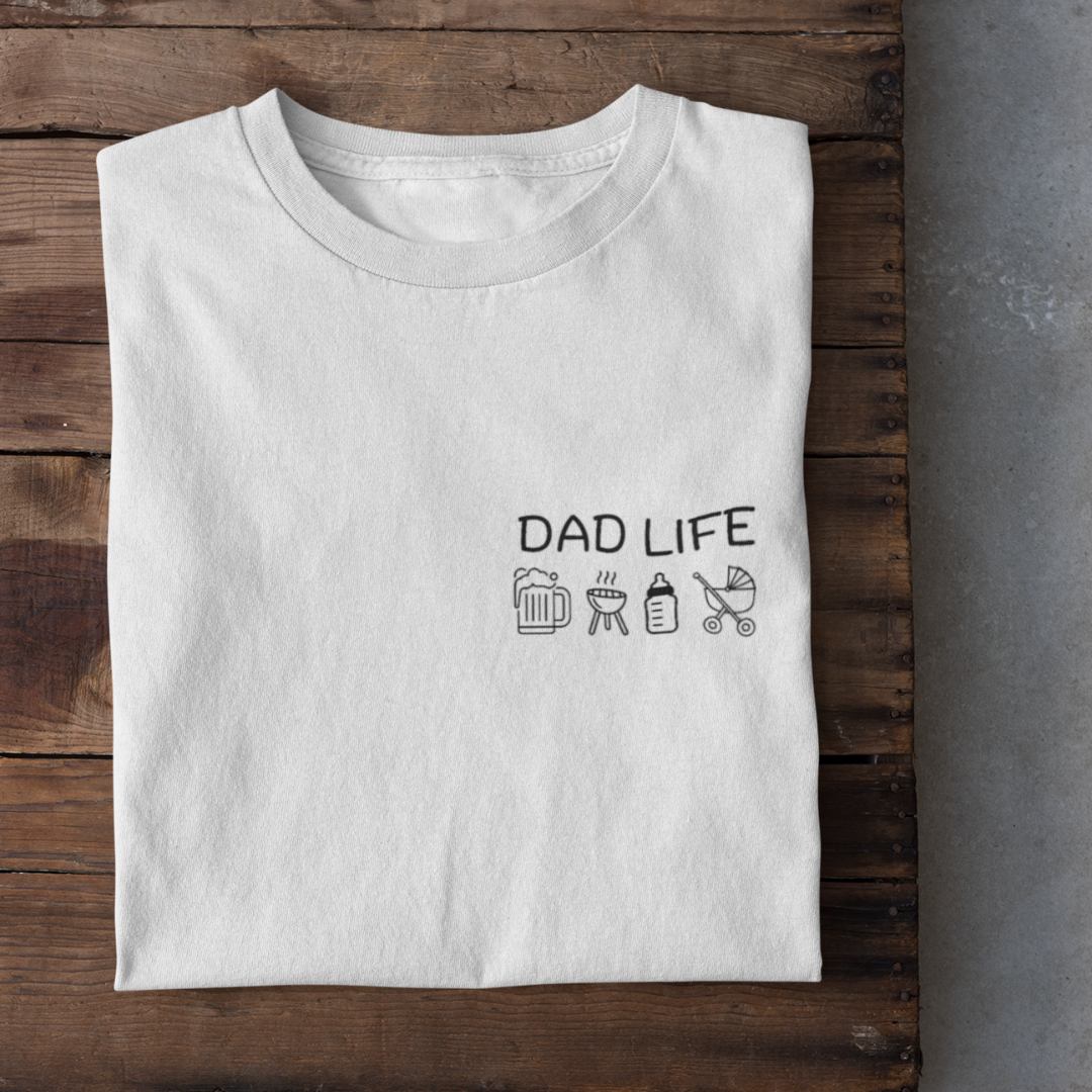 Ein Papa T-Shirt mit minimalistischem Design von ShirtDesire. Personalisierter Druck, hochwertige Materialien. Perfekt für stolze Väter, die ihren eigenen Stil ausdrücken möchten.