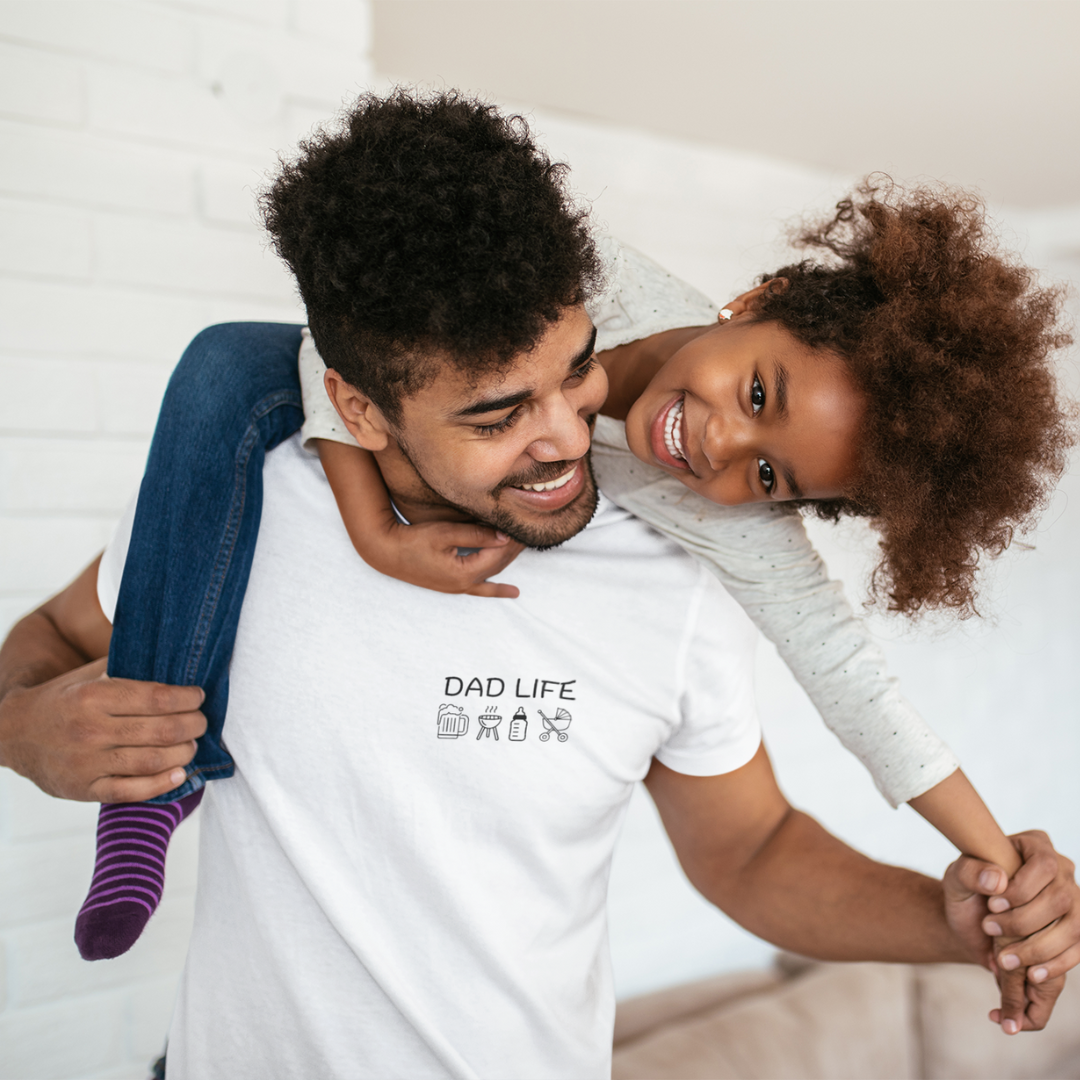 Ein Papa T-Shirt mit minimalistischem Design von ShirtDesire. Personalisierter Druck, hochwertige Materialien. Perfekt für stolze Väter, die ihren eigenen Stil ausdrücken möchten.