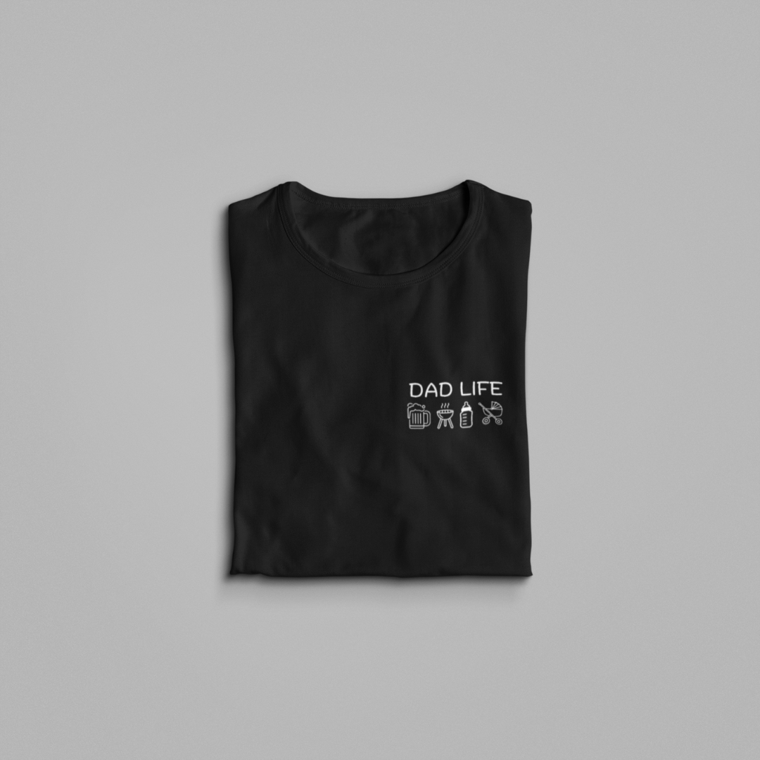 Ein Papa T-Shirt mit minimalistischem Design von ShirtDesire. Personalisierter Druck, hochwertige Materialien. Perfekt für stolze Väter, die ihren eigenen Stil ausdrücken möchten.