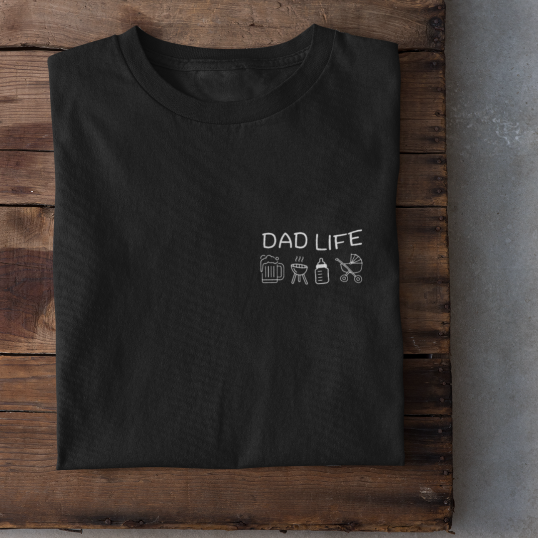 Ein Papa T-Shirt mit minimalistischem Design von ShirtDesire. Personalisierter Druck, hochwertige Materialien. Perfekt für stolze Väter, die ihren eigenen Stil ausdrücken möchten.