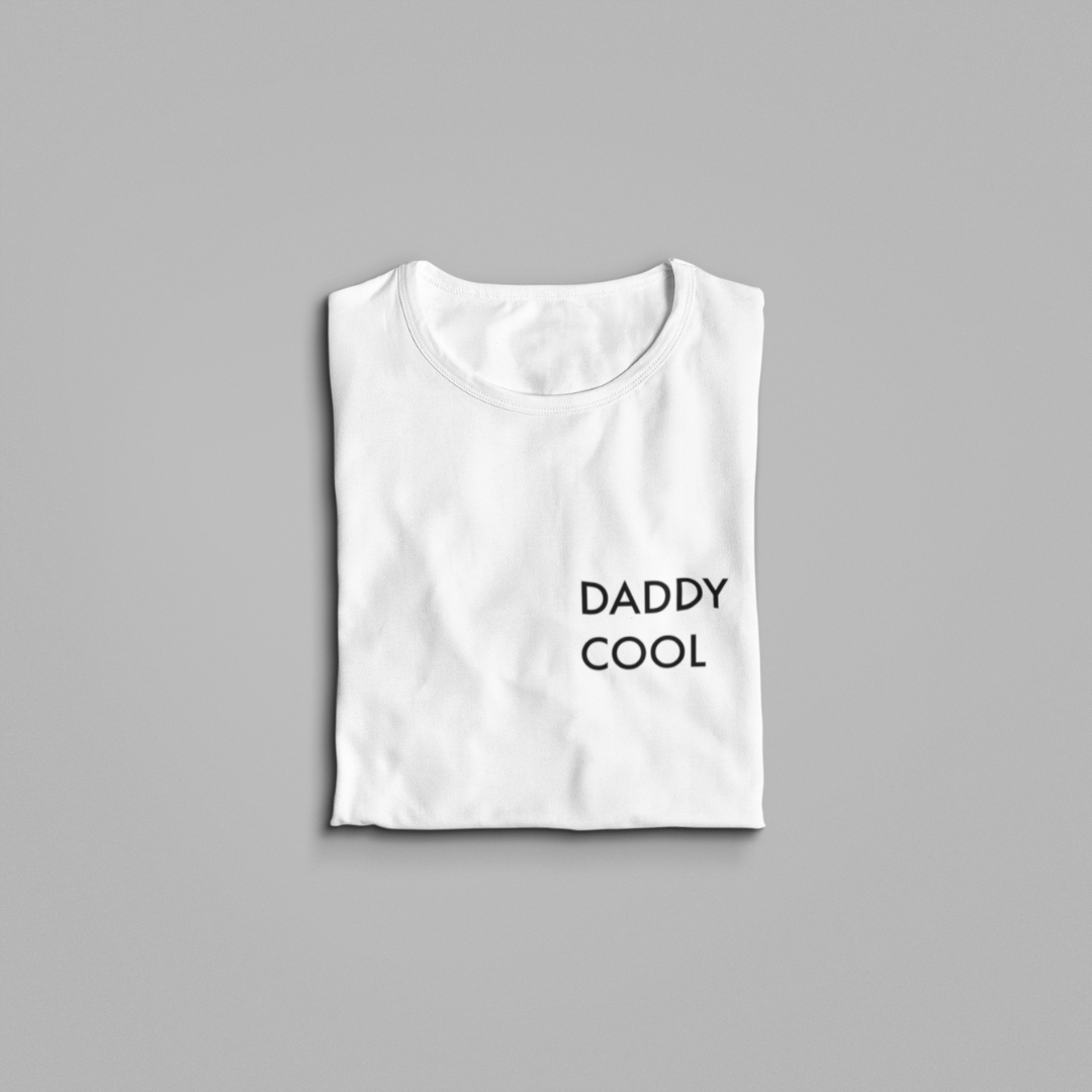 Ein Papa T-Shirt mit minimalistischem Design von ShirtDesire. Personalisierter Druck, hochwertige Materialien. Perfekt für stolze Väter, die ihren eigenen Stil ausdrücken möchten.
