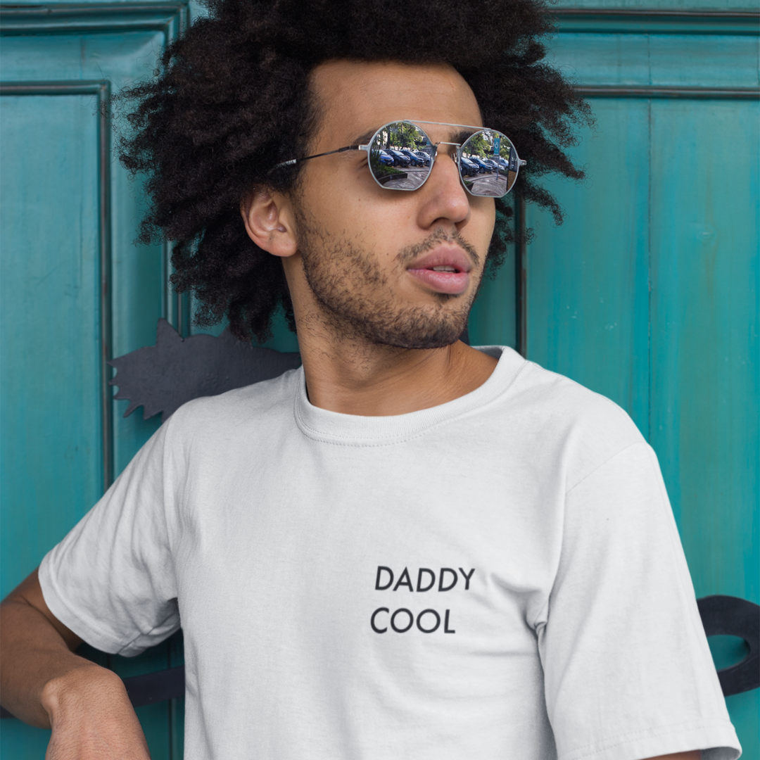 Ein Papa T-Shirt mit minimalistischem Design von ShirtDesire. Personalisierter Druck, hochwertige Materialien. Perfekt für stolze Väter, die ihren eigenen Stil ausdrücken möchten.