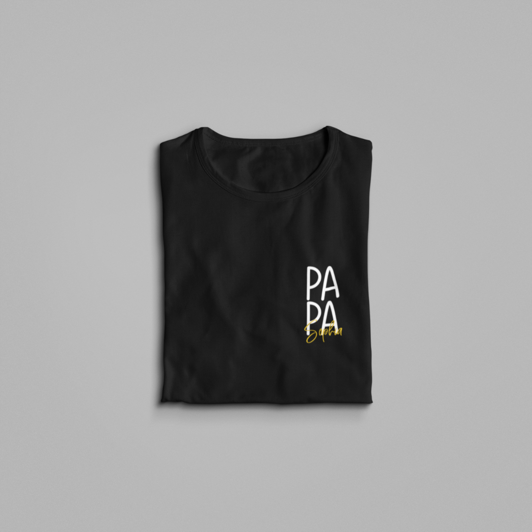 Ein Papa T-Shirt mit minimalistischem Design von ShirtDesire. Personalisierter Druck, hochwertige Materialien. Perfekt für stolze Väter, die ihren eigenen Stil ausdrücken möchten.