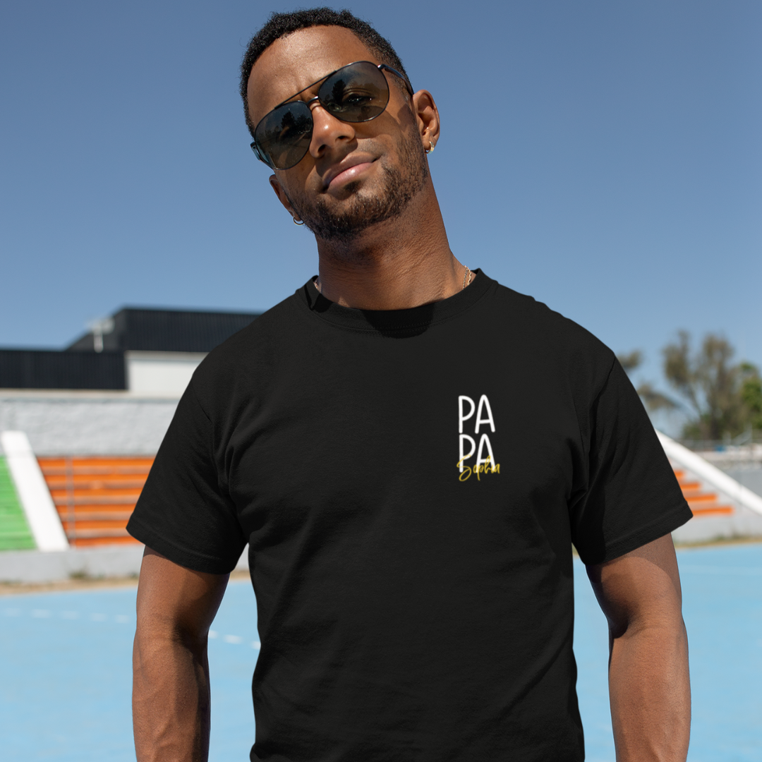 Ein Papa T-Shirt mit minimalistischem Design von ShirtDesire. Personalisierter Druck, hochwertige Materialien. Perfekt für stolze Väter, die ihren eigenen Stil ausdrücken möchten.