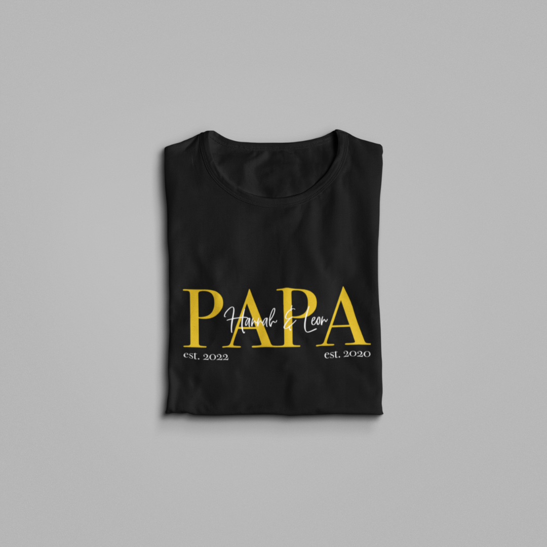 Ein Papa T-Shirt mit minimalistischem Design von ShirtDesire. Personalisierter Druck, hochwertige Materialien. Perfekt für stolze Väter, die ihren eigenen Stil ausdrücken möchten.