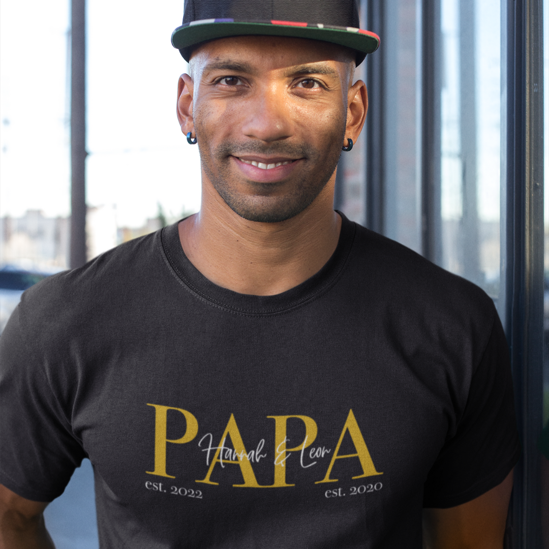 Ein Papa T-Shirt mit minimalistischem Design von ShirtDesire. Personalisierter Druck, hochwertige Materialien. Perfekt für stolze Väter, die ihren eigenen Stil ausdrücken möchten.