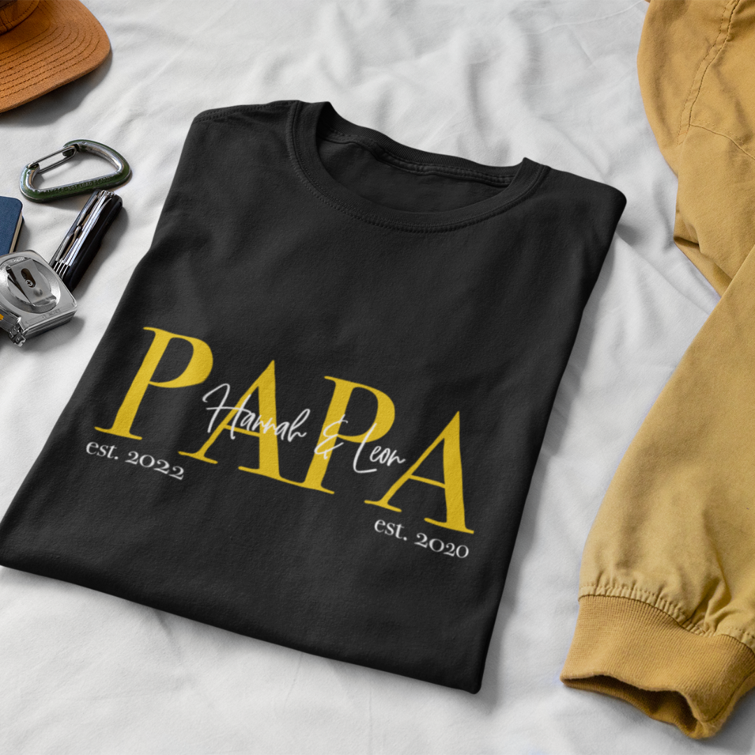 Ein Papa T-Shirt mit minimalistischem Design von ShirtDesire. Personalisierter Druck, hochwertige Materialien. Perfekt für stolze Väter, die ihren eigenen Stil ausdrücken möchten.