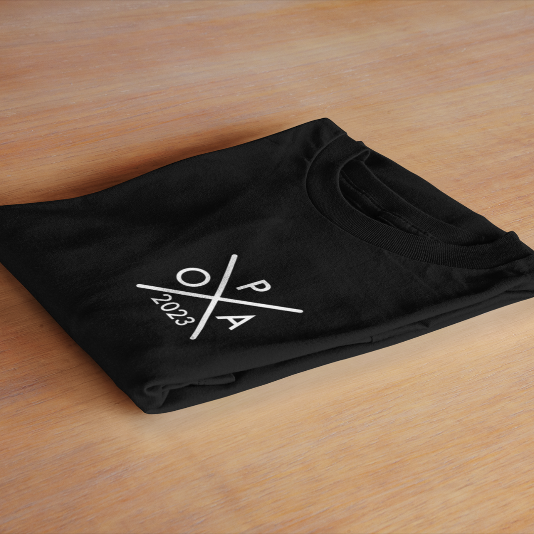 Ein Opa T-Shirt mit minimalistischem Design von ShirtDesire. Personalisierter Druck, hochwertige Materialien. Perfekt für stolze Opas, die ihren eigenen Stil ausdrücken möchten.