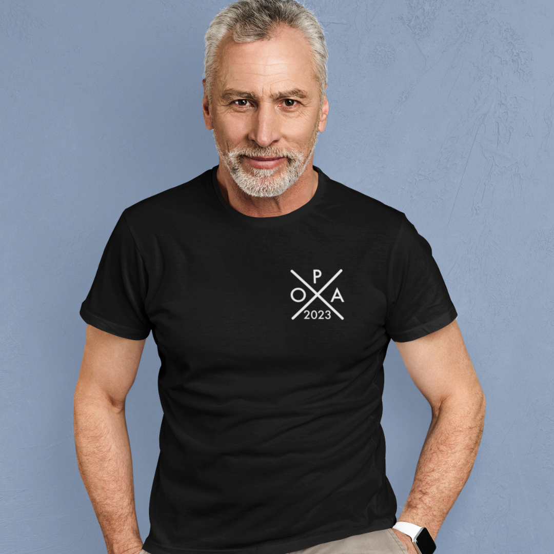 Ein Opa T-Shirt mit minimalistischem Design von ShirtDesire. Personalisierter Druck, hochwertige Materialien. Perfekt für stolze Opas, die ihren eigenen Stil ausdrücken möchten.