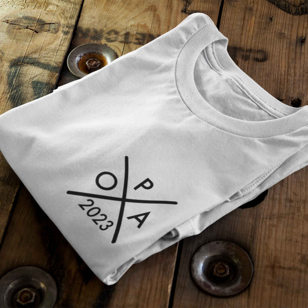 Ein Papa T-Shirt mit minimalistischem Design von ShirtDesire. Personalisierter Druck, hochwertige Materialien. Perfekt für stolze Väter, die ihren eigenen Stil ausdrücken möchten.