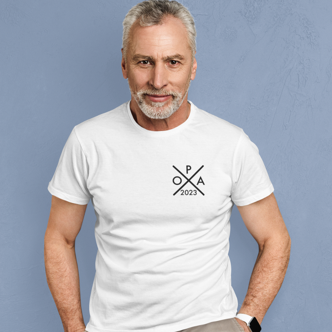 Ein Papa T-Shirt mit minimalistischem Design von ShirtDesire. Personalisierter Druck, hochwertige Materialien. Perfekt für stolze Väter, die ihren eigenen Stil ausdrücken möchten.