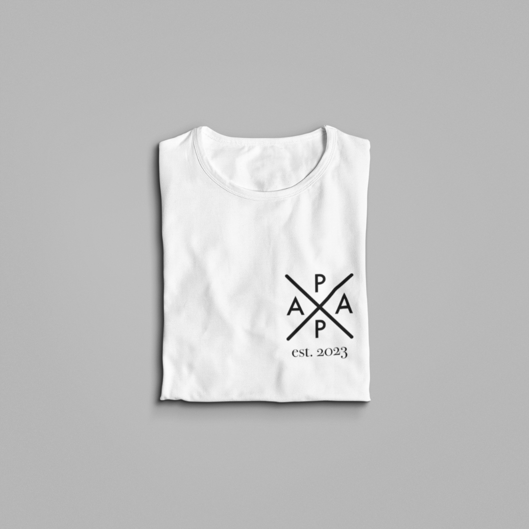 Ein Papa T-Shirt mit minimalistischem Design von ShirtDesire. Personalisierter Druck, hochwertige Materialien. Perfekt für stolze Väter, die ihren eigenen Stil ausdrücken möchten