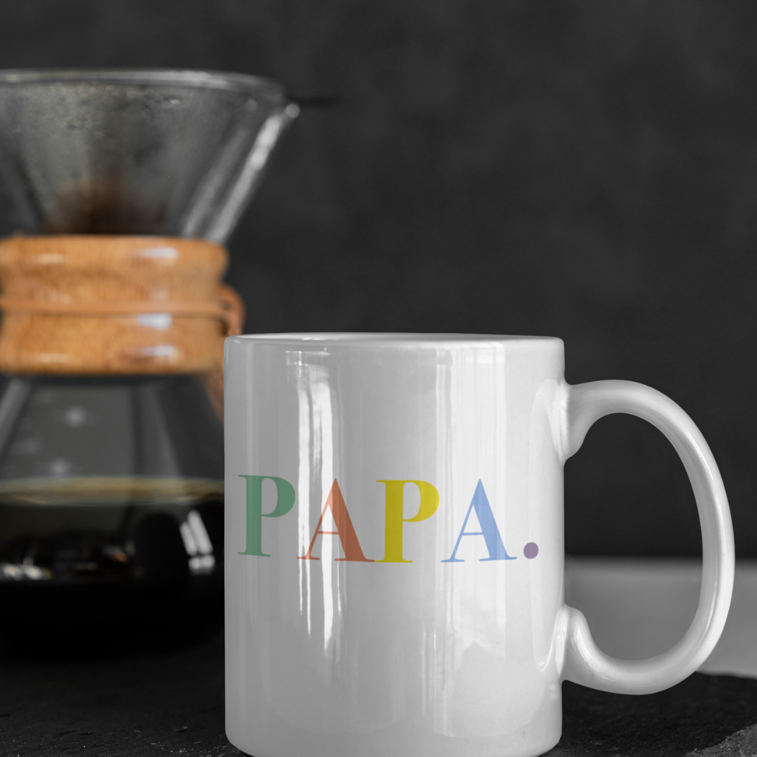 Eine Papa Tasse mit minimalistischem Design von ShirtDesire. Personalisierter Druck, hochwertige Materialien. Perfekt für stolze Väter, die ihren eigenen Stil ausdrücken möchten.