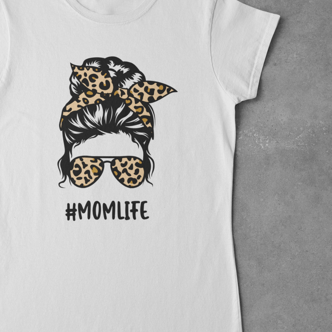 Personalisiertes minimalistisches Mama T-Shirt - Einzigartiges Geschenk für moderne Mütter von ShirtDesirePersonalisiertes minimalistisches Mama T-Shirt - Einzigartiges Geschenk für moderne Mütter von ShirtDesire