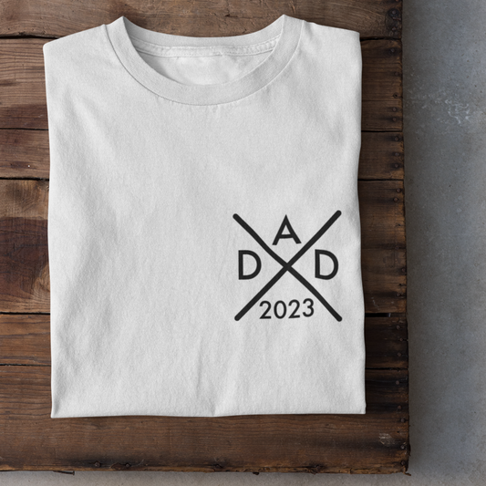 Ein Papa T-Shirt mit minimalistischem Design von ShirtDesire. Personalisierter Druck, hochwertige Materialien. Perfekt für stolze Väter, die ihren eigenen Stil ausdrücken möchten.