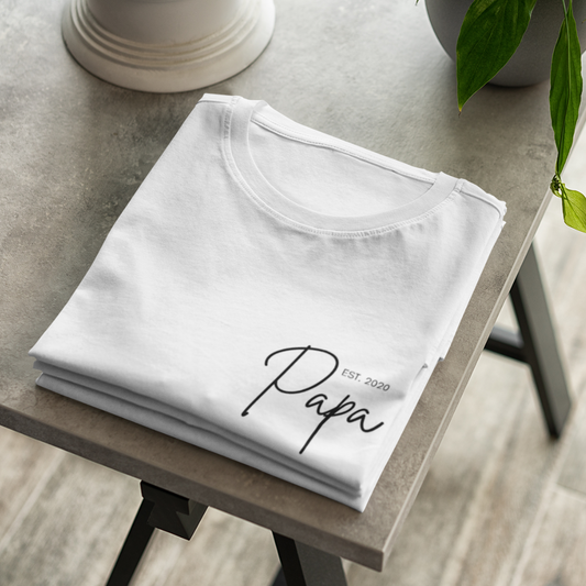 Ein Papa T-Shirt mit minimalistischem Design von ShirtDesire. Personalisierter Druck, hochwertige Materialien. Perfekt für stolze Väter, die ihren eigenen Stil ausdrücken möchten.