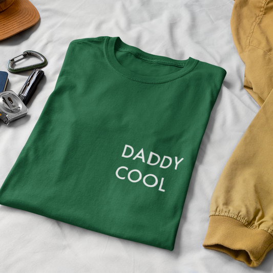 Ein Papa T-Shirt mit minimalistischem Design von ShirtDesire. Personalisierter Druck, hochwertige Materialien. Perfekt für stolze Väter, die ihren eigenen Stil ausdrücken möchten.