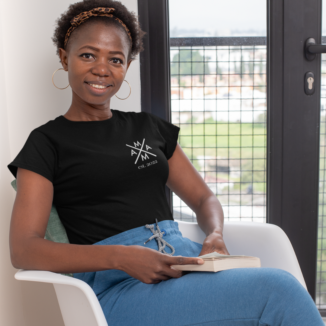 Personalisiertes minimalistisches Mama T-Shirt - Einzigartiges Geschenk für moderne Mütter von ShirtDesire
